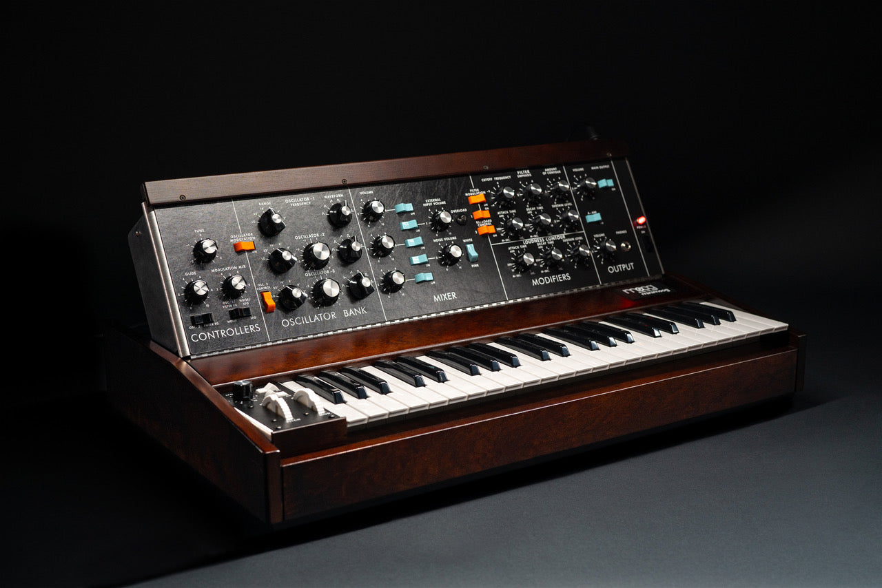 Model deals d synthesizer